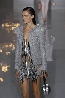 Paris, Fransa - 28 Eylül: Manken pist Balmain gösterisi sırasında Paris moda hafta kadın giyim ilkbahar/yaz 2019 kapsamında 28 Eylül 2018 Paris, Fransa'da yürür.