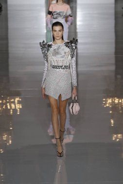 Paris, Fransa - 28 Eylül: Manken pist Balmain gösterisi sırasında Paris moda hafta kadın giyim ilkbahar/yaz 2019 kapsamında 28 Eylül 2018 Paris, Fransa'da yürür.
