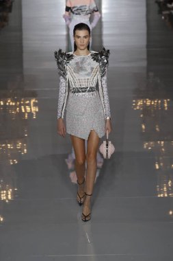 Paris, Fransa - 28 Eylül: Manken pist Balmain gösterisi sırasında Paris moda hafta kadın giyim ilkbahar/yaz 2019 kapsamında 28 Eylül 2018 Paris, Fransa'da yürür.
