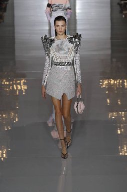 Paris, Fransa - 28 Eylül: Manken pist Balmain gösterisi sırasında Paris moda hafta kadın giyim ilkbahar/yaz 2019 kapsamında 28 Eylül 2018 Paris, Fransa'da yürür.