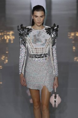 Paris, Fransa - 28 Eylül: Manken pist Balmain gösterisi sırasında Paris moda hafta kadın giyim ilkbahar/yaz 2019 kapsamında 28 Eylül 2018 Paris, Fransa'da yürür.