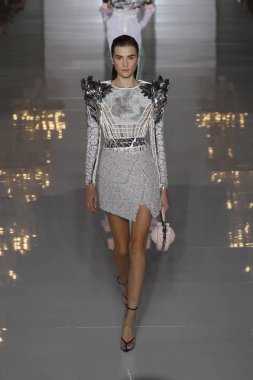 Paris, Fransa - 28 Eylül: Manken pist Balmain gösterisi sırasında Paris moda hafta kadın giyim ilkbahar/yaz 2019 kapsamında 28 Eylül 2018 Paris, Fransa'da yürür.