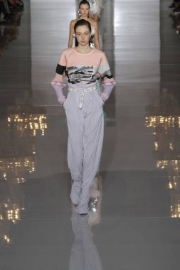 Paris, Fransa - 28 Eylül: Manken pist Balmain gösterisi sırasında Paris moda hafta kadın giyim ilkbahar/yaz 2019 kapsamında 28 Eylül 2018 Paris, Fransa'da yürür.