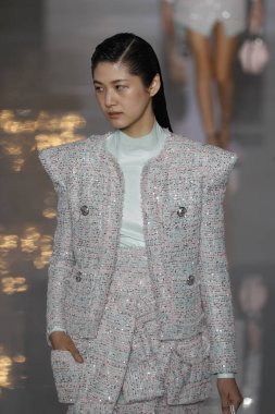Paris, Fransa - 28 Eylül: Manken pist Balmain gösterisi sırasında Paris moda hafta kadın giyim ilkbahar/yaz 2019 kapsamında 28 Eylül 2018 Paris, Fransa'da yürür.