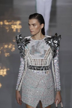 Paris, Fransa - 28 Eylül: Manken pist Balmain gösterisi sırasında Paris moda hafta kadın giyim ilkbahar/yaz 2019 kapsamında 28 Eylül 2018 Paris, Fransa'da yürür.