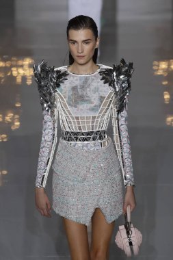 Paris, Fransa - 28 Eylül: Manken pist Balmain gösterisi sırasında Paris moda hafta kadın giyim ilkbahar/yaz 2019 kapsamında 28 Eylül 2018 Paris, Fransa'da yürür.