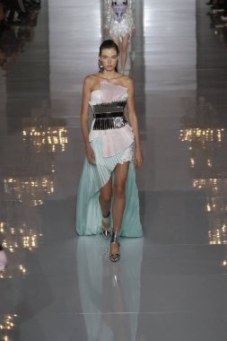 Paris, Fransa - 28 Eylül: Manken pist Balmain gösterisi sırasında Paris moda hafta kadın giyim ilkbahar/yaz 2019 kapsamında 28 Eylül 2018 Paris, Fransa'da yürür.