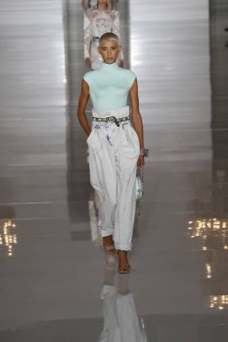 Paris, Fransa - 28 Eylül: Manken pist Balmain gösterisi sırasında Paris moda hafta kadın giyim ilkbahar/yaz 2019 kapsamında 28 Eylül 2018 Paris, Fransa'da yürür.