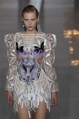 Paris, Fransa - 28 Eylül: Manken pist Balmain gösterisi sırasında Paris moda hafta kadın giyim ilkbahar/yaz 2019 kapsamında 28 Eylül 2018 Paris, Fransa'da yürür.