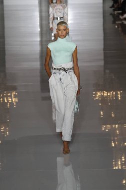 Paris, Fransa - 28 Eylül: Manken pist Balmain gösterisi sırasında Paris moda hafta kadın giyim ilkbahar/yaz 2019 kapsamında 28 Eylül 2018 Paris, Fransa'da yürür.
