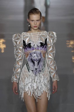 Paris, Fransa - 28 Eylül: Manken pist Balmain gösterisi sırasında Paris moda hafta kadın giyim ilkbahar/yaz 2019 kapsamında 28 Eylül 2018 Paris, Fransa'da yürür.