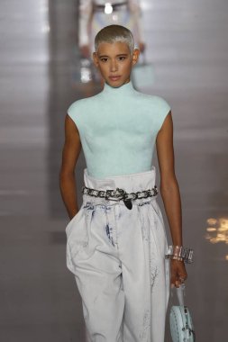 Paris, Fransa - 28 Eylül: Manken pist Balmain gösterisi sırasında Paris moda hafta kadın giyim ilkbahar/yaz 2019 kapsamında 28 Eylül 2018 Paris, Fransa'da yürür.