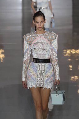 Paris, Fransa - 28 Eylül: Manken pist Balmain gösterisi sırasında Paris moda hafta kadın giyim ilkbahar/yaz 2019 kapsamında 28 Eylül 2018 Paris, Fransa'da yürür.