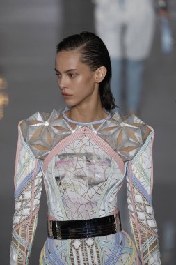 Paris, Fransa - 28 Eylül: Manken pist Balmain gösterisi sırasında Paris moda hafta kadın giyim ilkbahar/yaz 2019 kapsamında 28 Eylül 2018 Paris, Fransa'da yürür.