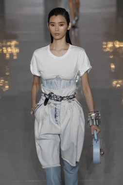 Paris, Fransa - 28 Eylül: Manken pist Balmain gösterisi sırasında Paris moda hafta kadın giyim ilkbahar/yaz 2019 kapsamında 28 Eylül 2018 Paris, Fransa'da yürür.