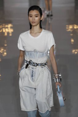 Paris, Fransa - 28 Eylül: Manken pist Balmain gösterisi sırasında Paris moda hafta kadın giyim ilkbahar/yaz 2019 kapsamında 28 Eylül 2018 Paris, Fransa'da yürür.