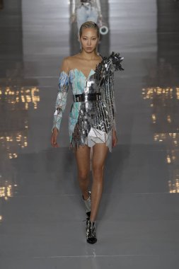 Paris, Fransa - 28 Eylül: Manken pist Balmain gösterisi sırasında Paris moda hafta kadın giyim ilkbahar/yaz 2019 kapsamında 28 Eylül 2018 Paris, Fransa'da yürür.
