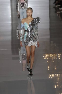 Paris, Fransa - 28 Eylül: Manken pist Balmain gösterisi sırasında Paris moda hafta kadın giyim ilkbahar/yaz 2019 kapsamında 28 Eylül 2018 Paris, Fransa'da yürür.