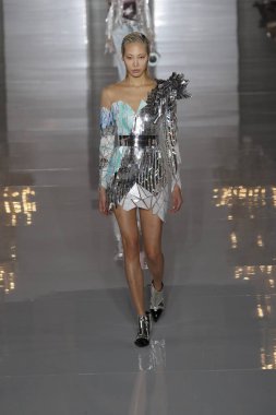 Paris, Fransa - 28 Eylül: Manken pist Balmain gösterisi sırasında Paris moda hafta kadın giyim ilkbahar/yaz 2019 kapsamında 28 Eylül 2018 Paris, Fransa'da yürür.