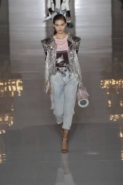 Paris, Fransa - 28 Eylül: Manken pist Balmain gösterisi sırasında Paris moda hafta kadın giyim ilkbahar/yaz 2019 kapsamında 28 Eylül 2018 Paris, Fransa'da yürür.