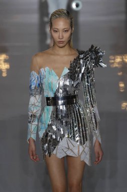 Paris, Fransa - 28 Eylül: Manken pist Balmain gösterisi sırasında Paris moda hafta kadın giyim ilkbahar/yaz 2019 kapsamında 28 Eylül 2018 Paris, Fransa'da yürür.