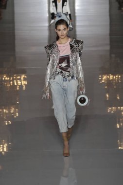 Paris, Fransa - 28 Eylül: Manken pist Balmain gösterisi sırasında Paris moda hafta kadın giyim ilkbahar/yaz 2019 kapsamında 28 Eylül 2018 Paris, Fransa'da yürür.