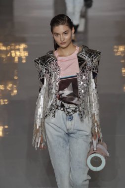 Paris, Fransa - 28 Eylül: Manken pist Balmain gösterisi sırasında Paris moda hafta kadın giyim ilkbahar/yaz 2019 kapsamında 28 Eylül 2018 Paris, Fransa'da yürür.