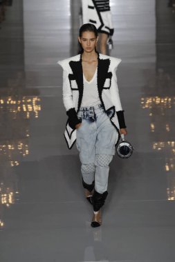 Paris, Fransa - 28 Eylül: Manken pist Balmain gösterisi sırasında Paris moda hafta kadın giyim ilkbahar/yaz 2019 kapsamında 28 Eylül 2018 Paris, Fransa'da yürür.