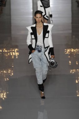 Paris, Fransa - 28 Eylül: Manken pist Balmain gösterisi sırasında Paris moda hafta kadın giyim ilkbahar/yaz 2019 kapsamında 28 Eylül 2018 Paris, Fransa'da yürür.