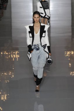 Paris, Fransa - 28 Eylül: Manken pist Balmain gösterisi sırasında Paris moda hafta kadın giyim ilkbahar/yaz 2019 kapsamında 28 Eylül 2018 Paris, Fransa'da yürür.