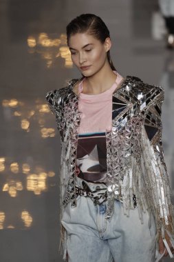 Paris, Fransa - 28 Eylül: Manken pist Balmain gösterisi sırasında Paris moda hafta kadın giyim ilkbahar/yaz 2019 kapsamında 28 Eylül 2018 Paris, Fransa'da yürür.