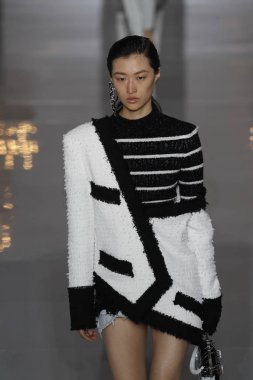 Paris, Fransa - 28 Eylül: Manken pist Balmain gösterisi sırasında Paris moda hafta kadın giyim ilkbahar/yaz 2019 kapsamında 28 Eylül 2018 Paris, Fransa'da yürür.