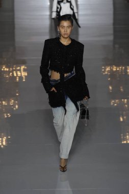 Paris, Fransa - 28 Eylül: Manken pist Balmain gösterisi sırasında Paris moda hafta kadın giyim ilkbahar/yaz 2019 kapsamında 28 Eylül 2018 Paris, Fransa'da yürür.