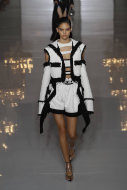 Paris, Fransa - 28 Eylül: Manken pist Balmain gösterisi sırasında Paris moda hafta kadın giyim ilkbahar/yaz 2019 kapsamında 28 Eylül 2018 Paris, Fransa'da yürür.