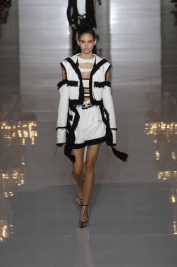 Paris, Fransa - 28 Eylül: Manken pist Balmain gösterisi sırasında Paris moda hafta kadın giyim ilkbahar/yaz 2019 kapsamında 28 Eylül 2018 Paris, Fransa'da yürür.