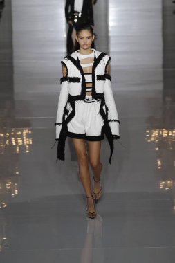 Paris, Fransa - 28 Eylül: Manken pist Balmain gösterisi sırasında Paris moda hafta kadın giyim ilkbahar/yaz 2019 kapsamında 28 Eylül 2018 Paris, Fransa'da yürür.