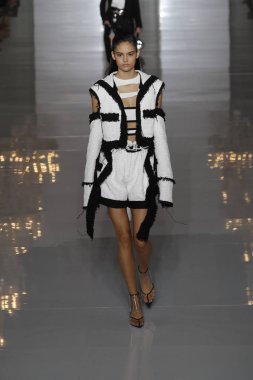 Paris, Fransa - 28 Eylül: Manken pist Balmain gösterisi sırasında Paris moda hafta kadın giyim ilkbahar/yaz 2019 kapsamında 28 Eylül 2018 Paris, Fransa'da yürür.
