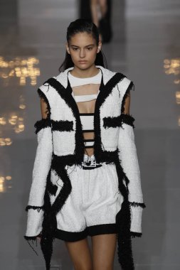 Paris, Fransa - 28 Eylül: Manken pist Balmain gösterisi sırasında Paris moda hafta kadın giyim ilkbahar/yaz 2019 kapsamında 28 Eylül 2018 Paris, Fransa'da yürür.