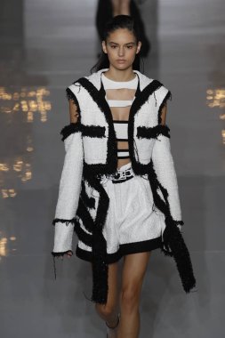Paris, Fransa - 28 Eylül: Manken pist Balmain gösterisi sırasında Paris moda hafta kadın giyim ilkbahar/yaz 2019 kapsamında 28 Eylül 2018 Paris, Fransa'da yürür.