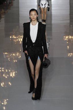 Paris, Fransa - 28 Eylül: Manken pist Balmain gösterisi sırasında Paris moda hafta kadın giyim ilkbahar/yaz 2019 kapsamında 28 Eylül 2018 Paris, Fransa'da yürür.