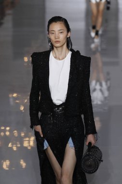 Paris, Fransa - 28 Eylül: Manken pist Balmain gösterisi sırasında Paris moda hafta kadın giyim ilkbahar/yaz 2019 kapsamında 28 Eylül 2018 Paris, Fransa'da yürür.