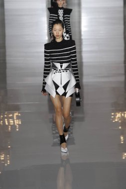 Paris, Fransa - 28 Eylül: Manken pist Balmain gösterisi sırasında Paris moda hafta kadın giyim ilkbahar/yaz 2019 kapsamında 28 Eylül 2018 Paris, Fransa'da yürür.