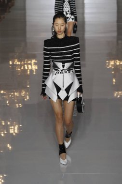 Paris, Fransa - 28 Eylül: Manken pist Balmain gösterisi sırasında Paris moda hafta kadın giyim ilkbahar/yaz 2019 kapsamında 28 Eylül 2018 Paris, Fransa'da yürür.