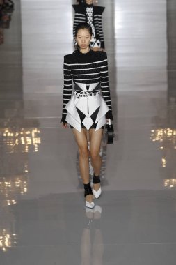 Paris, Fransa - 28 Eylül: Manken pist Balmain gösterisi sırasında Paris moda hafta kadın giyim ilkbahar/yaz 2019 kapsamında 28 Eylül 2018 Paris, Fransa'da yürür.
