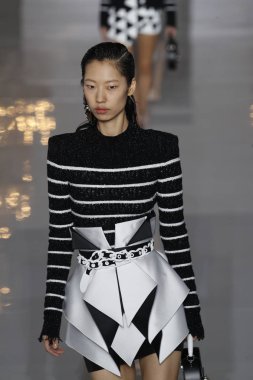 Paris, Fransa - 28 Eylül: Manken pist Balmain gösterisi sırasında Paris moda hafta kadın giyim ilkbahar/yaz 2019 kapsamında 28 Eylül 2018 Paris, Fransa'da yürür.