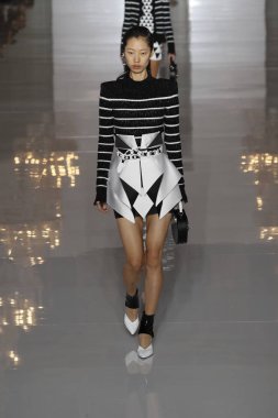 Paris, Fransa - 28 Eylül: Manken pist Balmain gösterisi sırasında Paris moda hafta kadın giyim ilkbahar/yaz 2019 kapsamında 28 Eylül 2018 Paris, Fransa'da yürür.