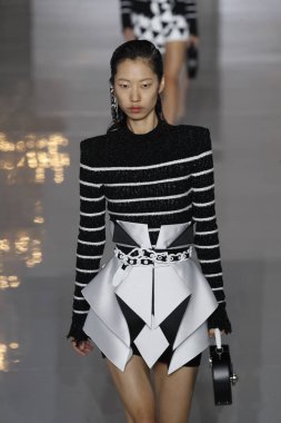 Paris, Fransa - 28 Eylül: Manken pist Balmain gösterisi sırasında Paris moda hafta kadın giyim ilkbahar/yaz 2019 kapsamında 28 Eylül 2018 Paris, Fransa'da yürür.