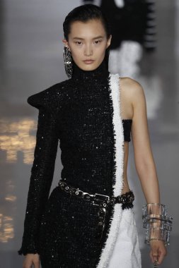 Paris, Fransa - 28 Eylül: Manken pist Balmain gösterisi sırasında Paris moda hafta kadın giyim ilkbahar/yaz 2019 kapsamında 28 Eylül 2018 Paris, Fransa'da yürür.