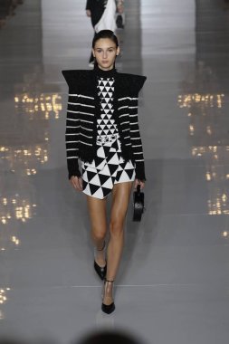 Paris, Fransa - 28 Eylül: Manken pist Balmain gösterisi sırasında Paris moda hafta kadın giyim ilkbahar/yaz 2019 kapsamında 28 Eylül 2018 Paris, Fransa'da yürür.