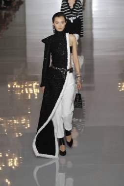 Paris, Fransa - 28 Eylül: Manken pist Balmain gösterisi sırasında Paris moda hafta kadın giyim ilkbahar/yaz 2019 kapsamında 28 Eylül 2018 Paris, Fransa'da yürür.